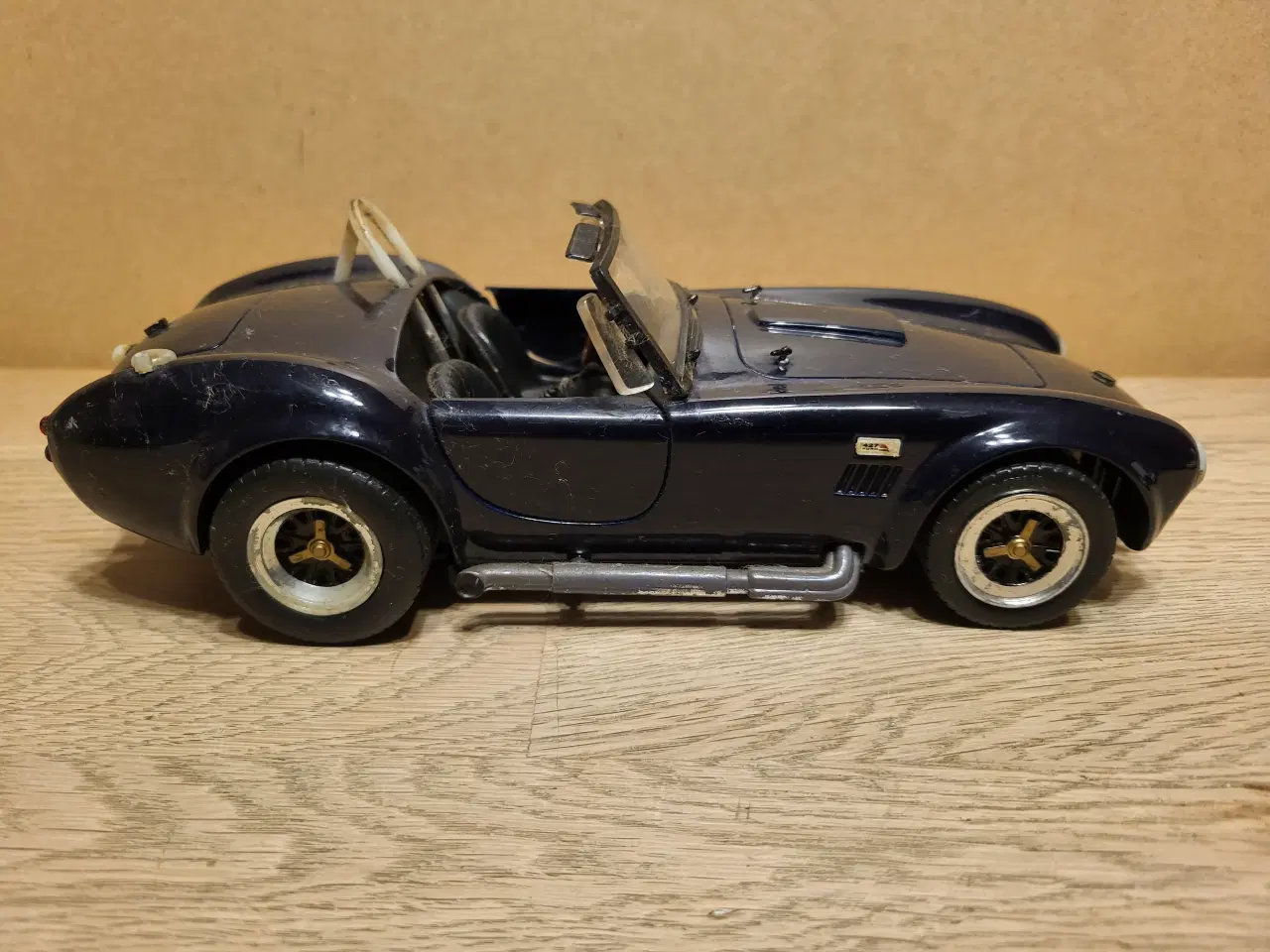 Billede 2 - Modelbil. Shelby Cobra 427 S/C (1964). Skala 1/18.