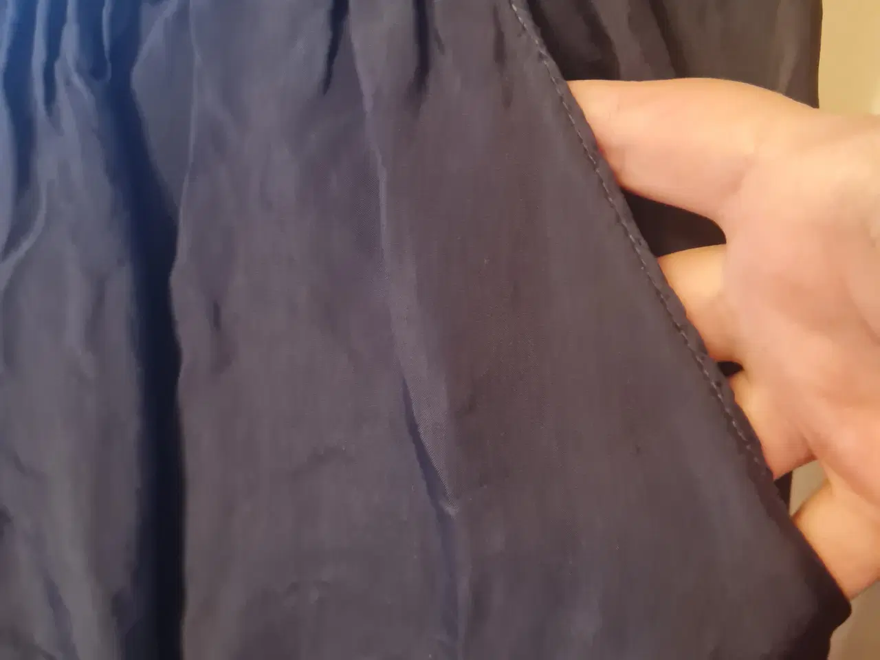 Billede 2 - Mørke blå nederdel str L/XL 