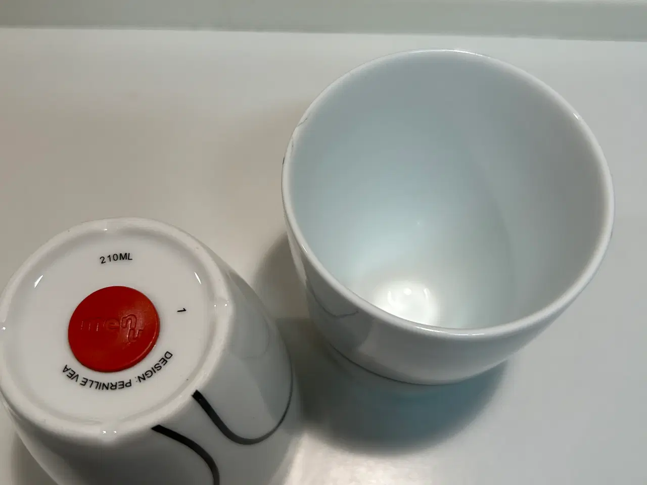 Billede 2 - 2 stk.  Menu termo krus hvide med sort kontour