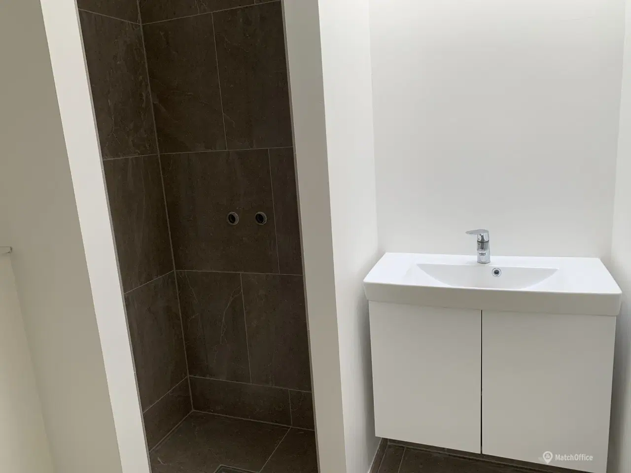 Billede 8 - Lager med elhejst aluport beliggende i populært håndværksområde i Greve