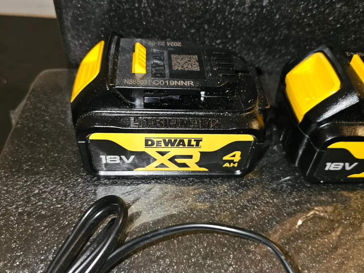 Billede 3 - DEWALT 4 AMPERE BATTERI OG LADER