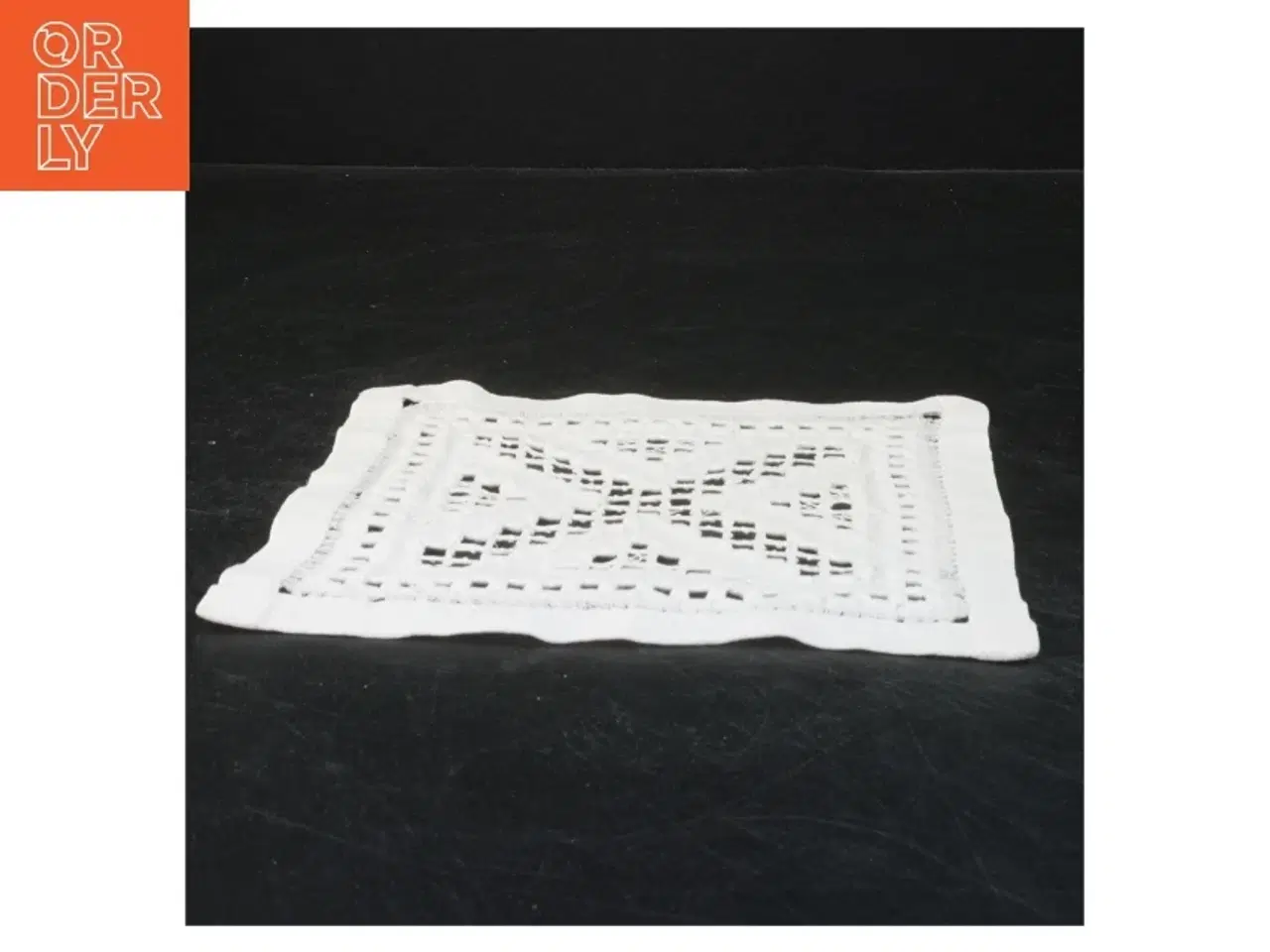 Billede 2 - Lille dug i hardanger syning(str. 18,5x18 cm)