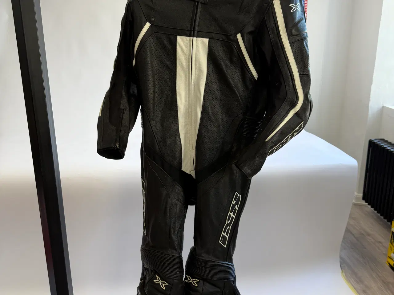 Billede 1 - IXS Motorcykeldragt i læder, sort og hvid farve