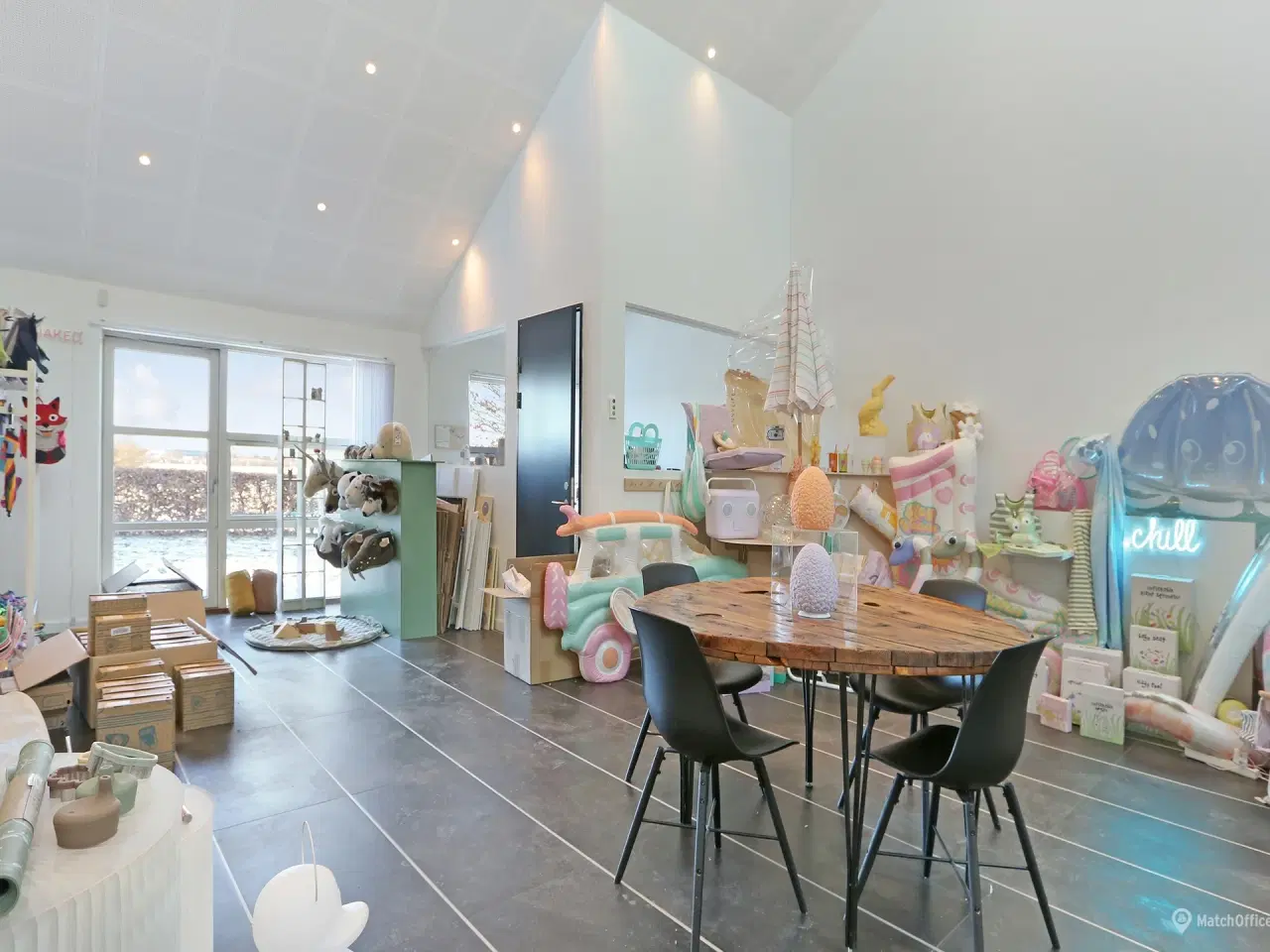 Billede 5 - Yderst indbydende kontor/showroom med højt til loftet samt fantastisk lysindfald som også indeholder mødelokale eller et lille kontor - Ring for mere info👍🏼