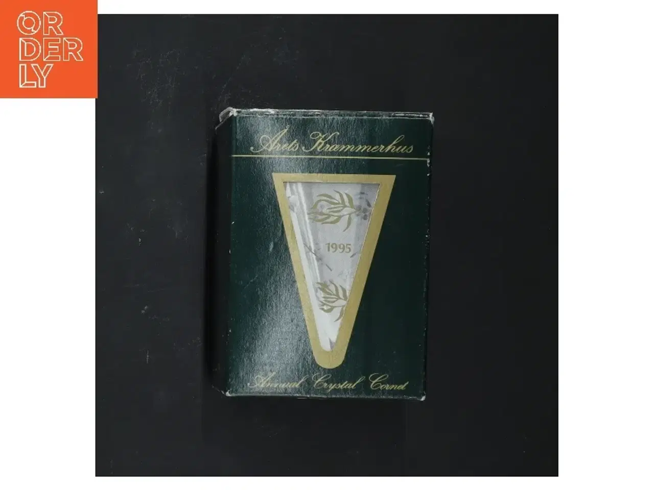 Billede 5 - Årets Kræmmerhus 1995 med rødt bånd fra Royal Copenhagen (str. 11x6 cm)