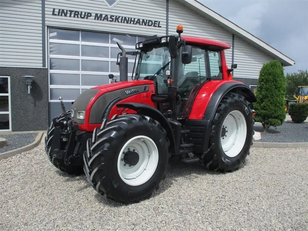 Billede 2 - Valtra N142 Med frontlift