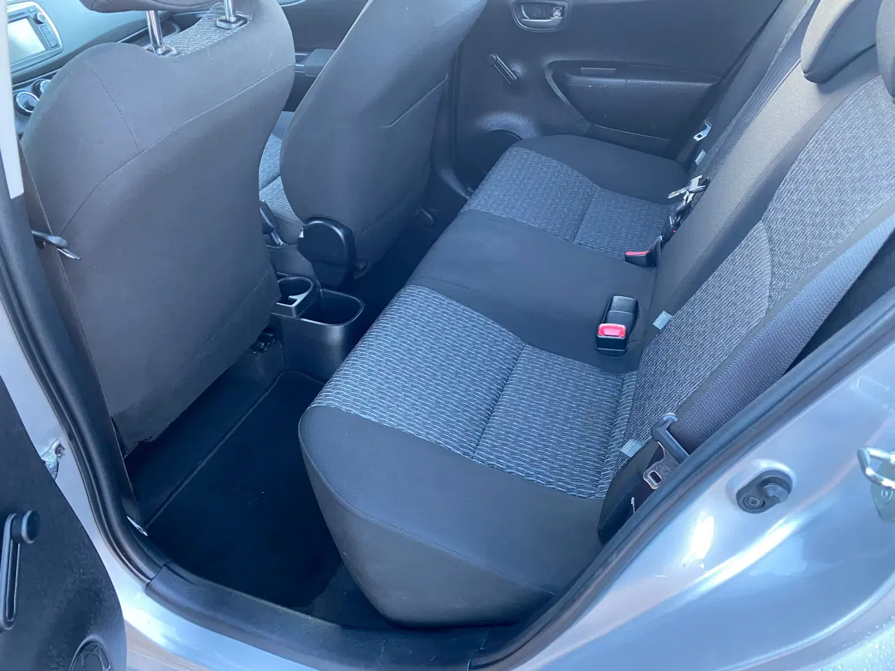 Billede 8 - Billig Yaris 1,3 5 dørs 2014 6 gears