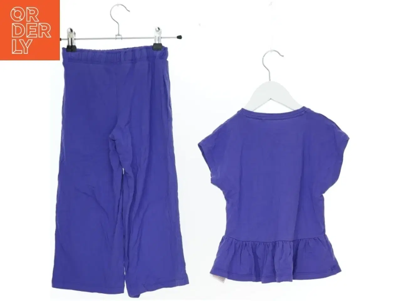 Billede 2 - Lilla sæt med bukser og bluse fra Basic needs (str. 116)