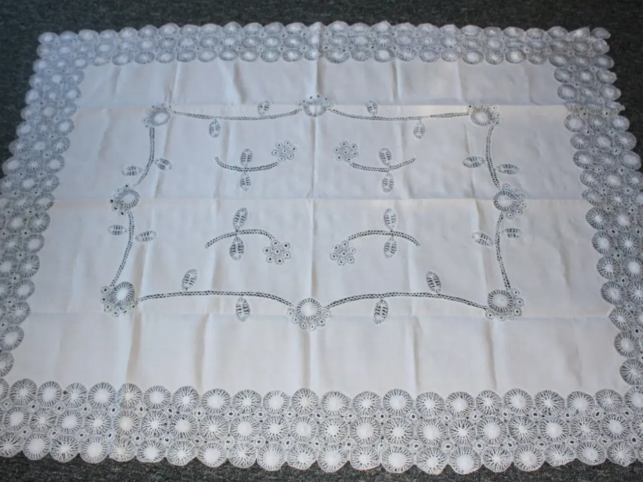 Billede 1 - Dug med gimpede blonder, 130 x 105 cm 