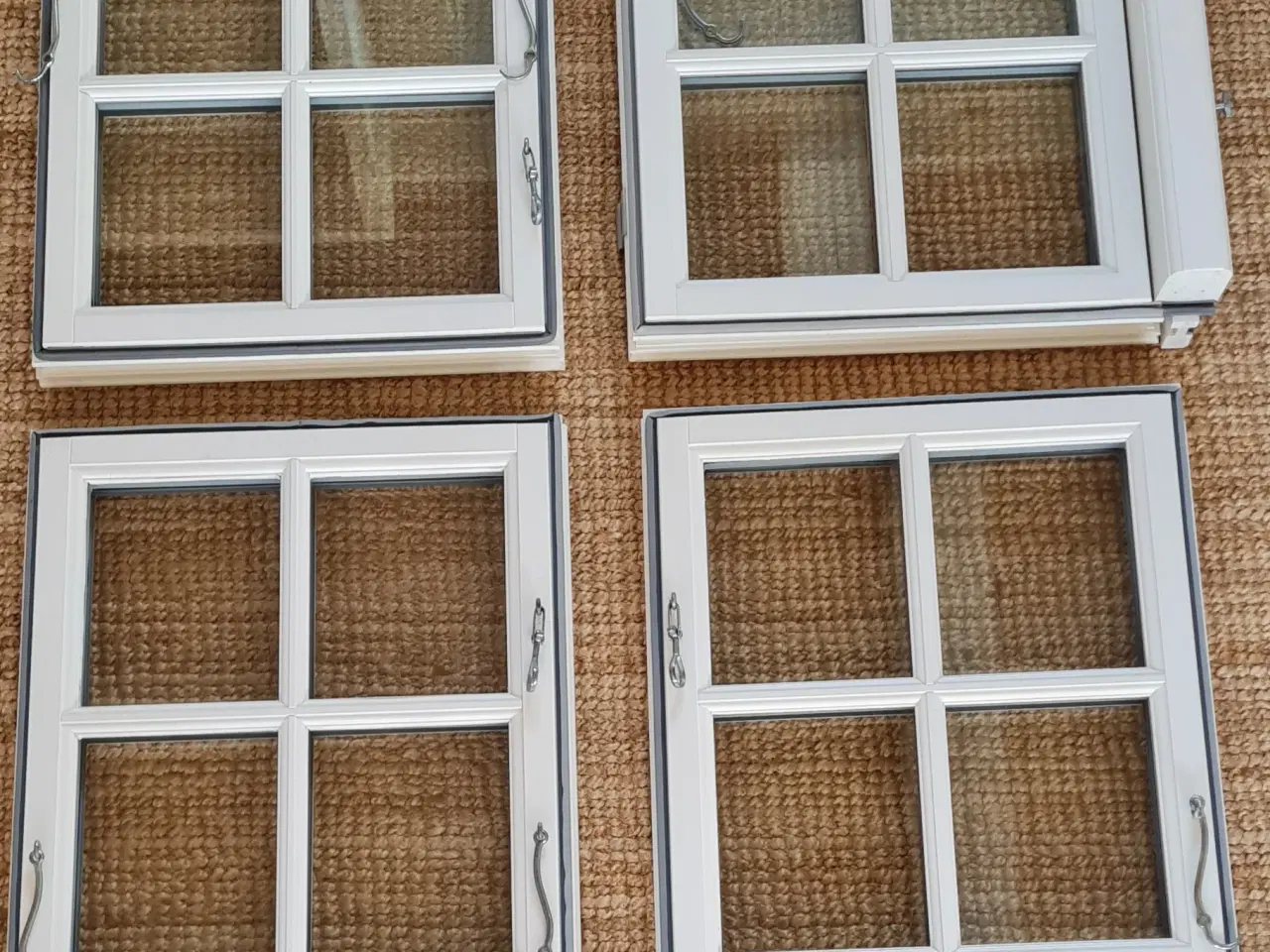 Billede 2 - TO LAGS SPROSSE VINDUER I HVIDMALET TRÆ (Outrup)