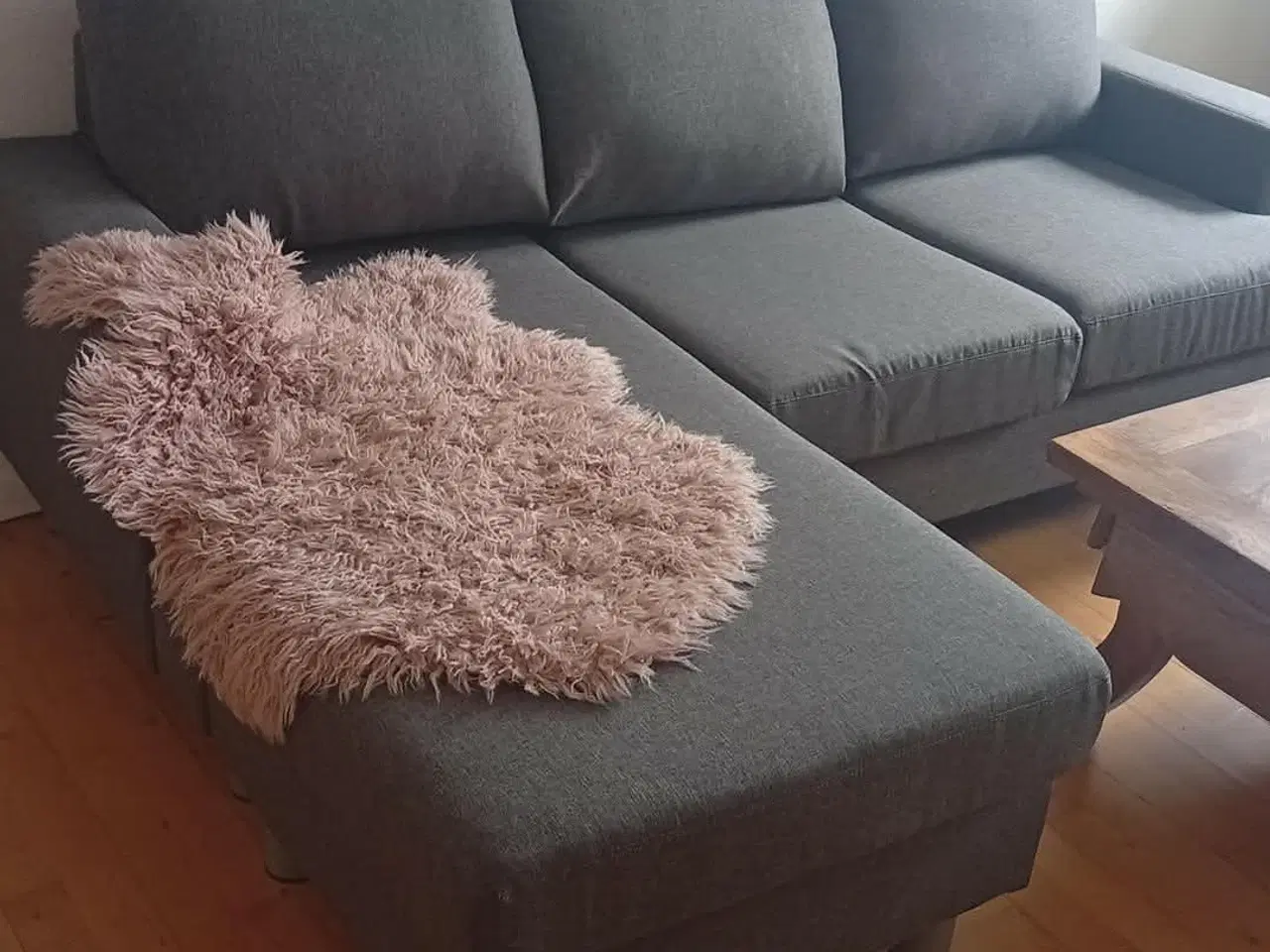 Billede 1 - Lækker billig tre personers sofa. 