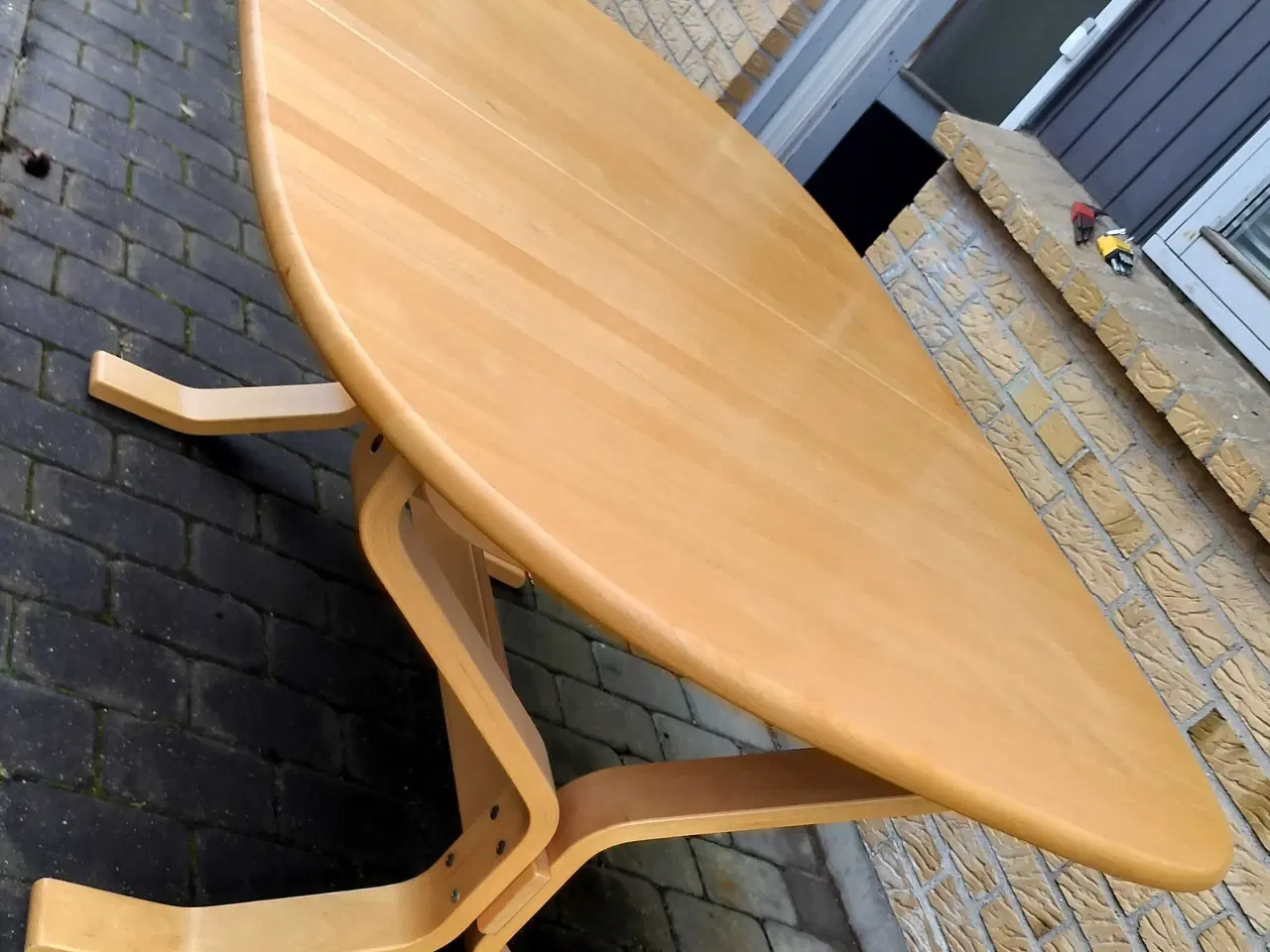 Billede 1 - Spisebord med 2 stole 