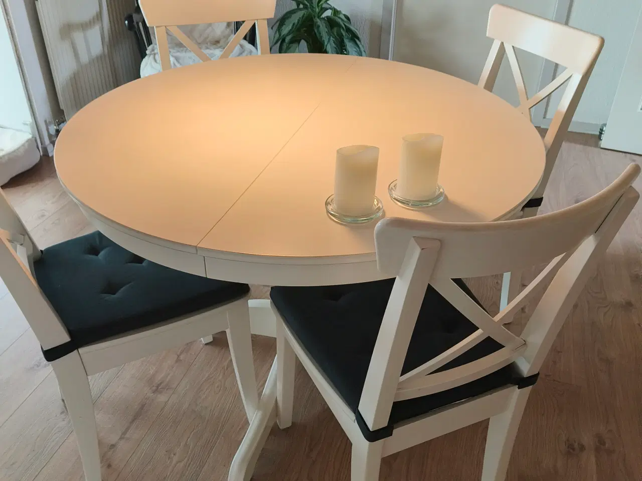 Billede 1 - Rundt IKEA spisebord med 4 stole. Hvid.