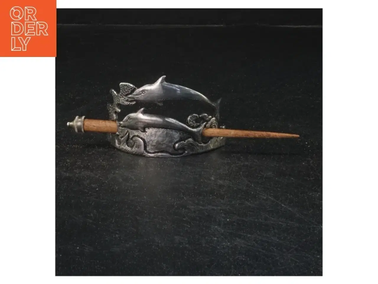 Billede 1 - Dekorativ hårnål med delfinmotiv (str. 15x5 cm)