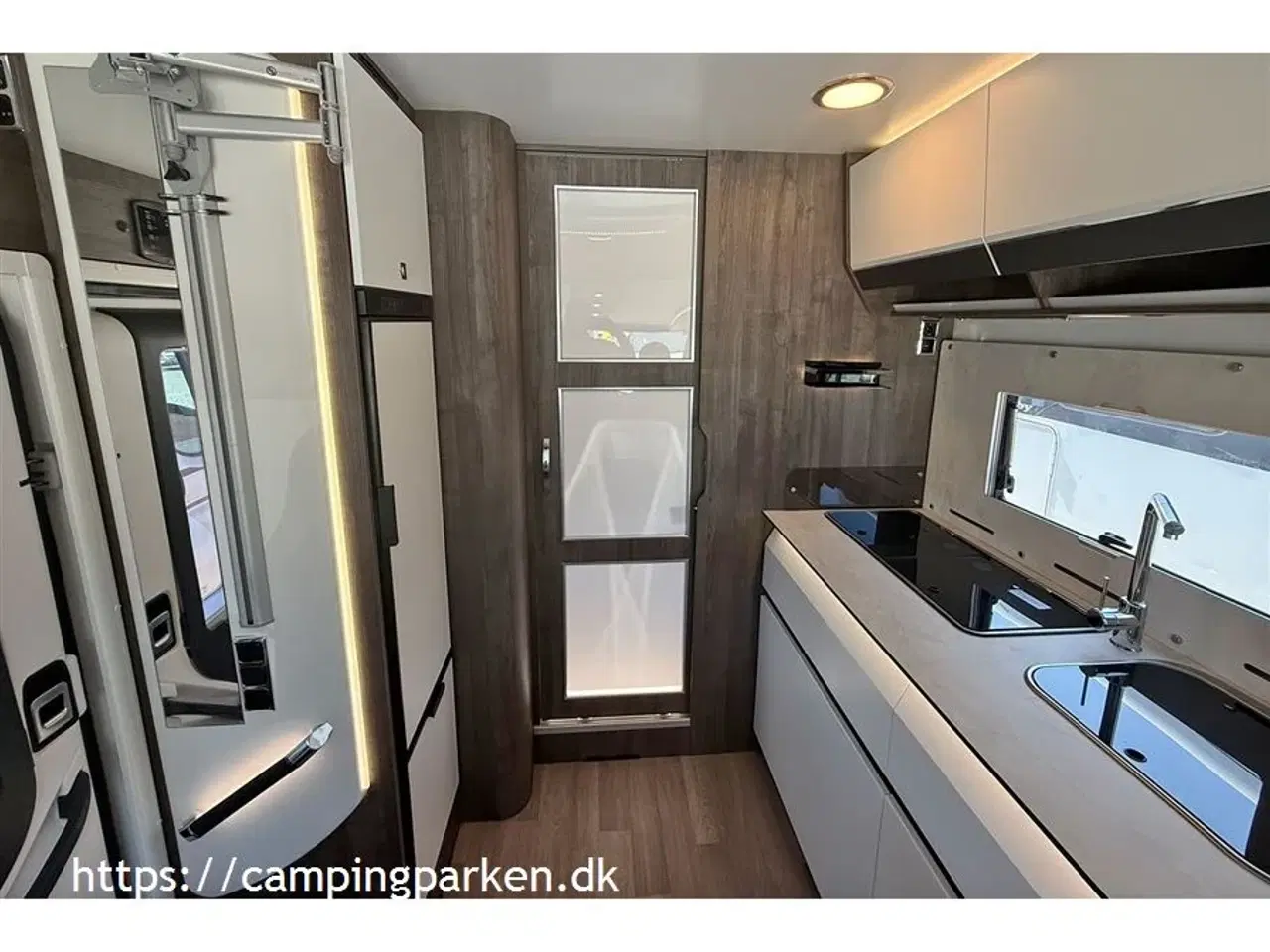 Billede 10 - 2022 - Benimar Amphitryon 967   Topmodel fra Benimar, vognen er udstyret som en luksuscamper, vandbåren varme, automatgear, lækkert design