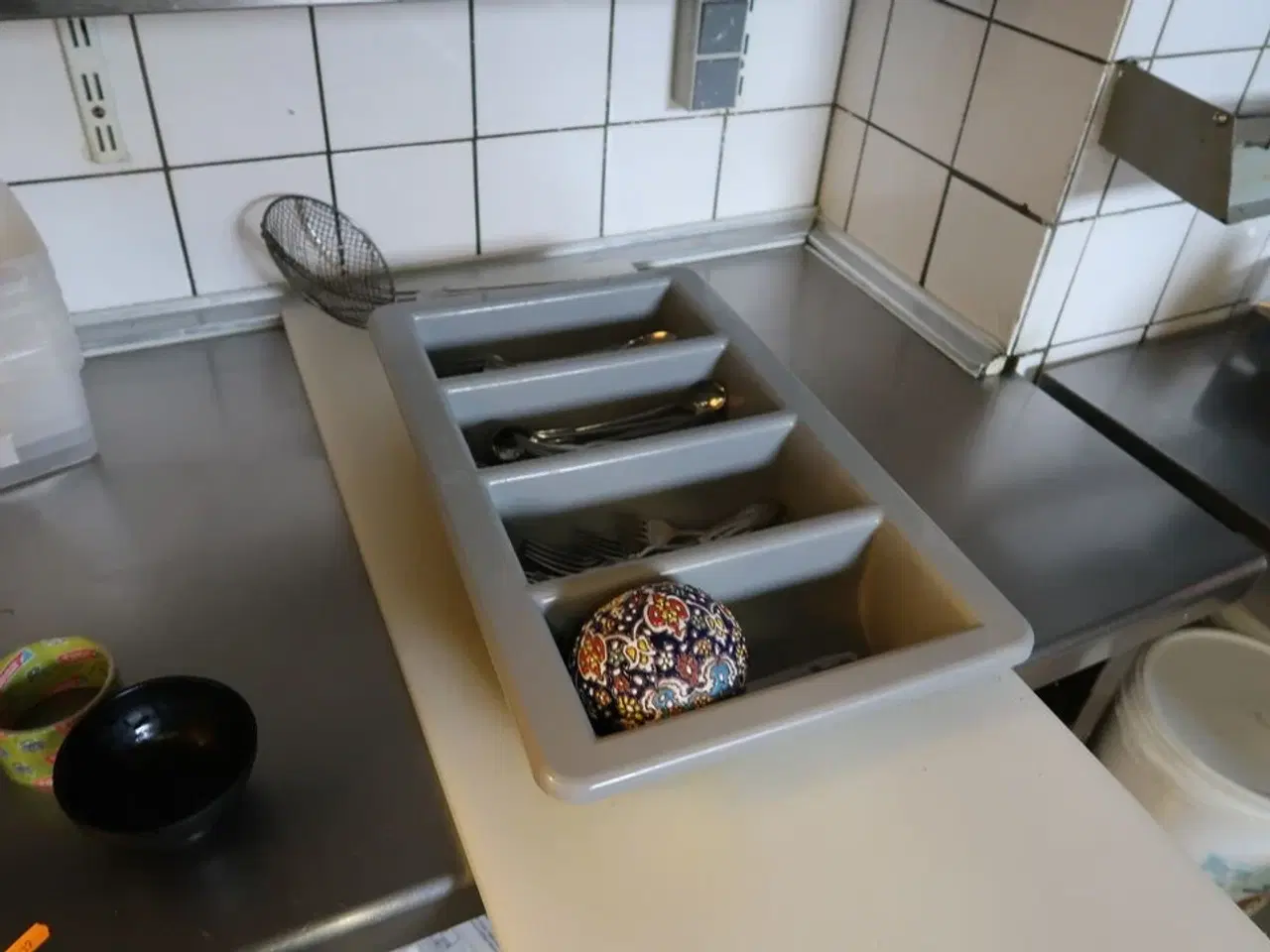 Billede 6 - 3 stk. rustfri stålhylder med indhold