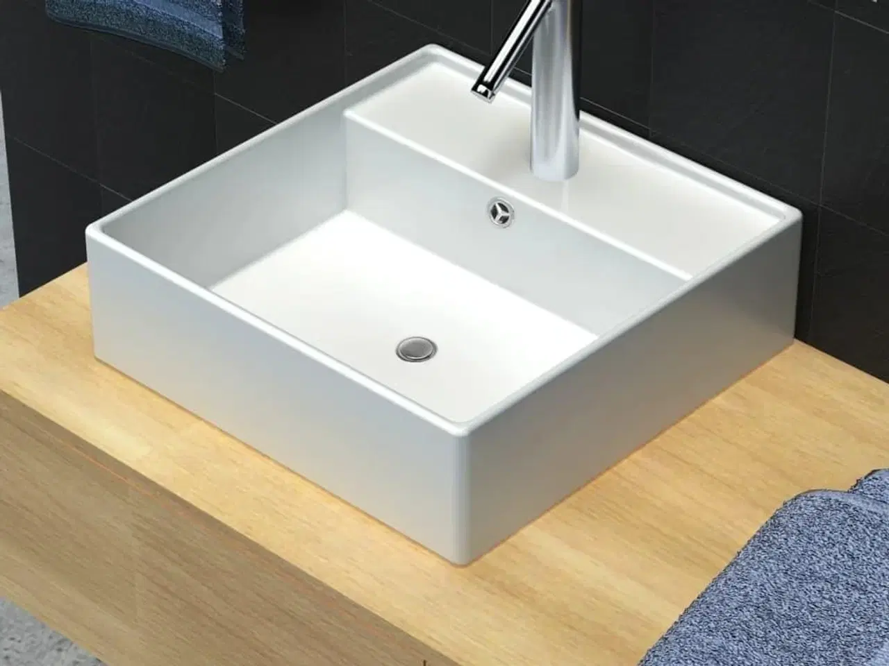 Billede 1 - Keramisk firkantet håndvask m. overløb og hul til hane 41 x 41 cm