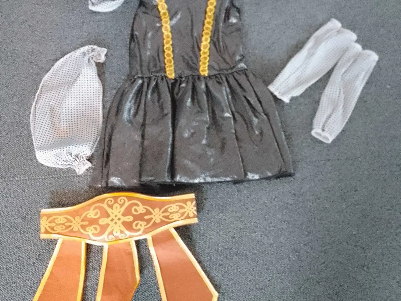 Billede 1 - Ridder prinsesse 4 dele Str 128 NSN