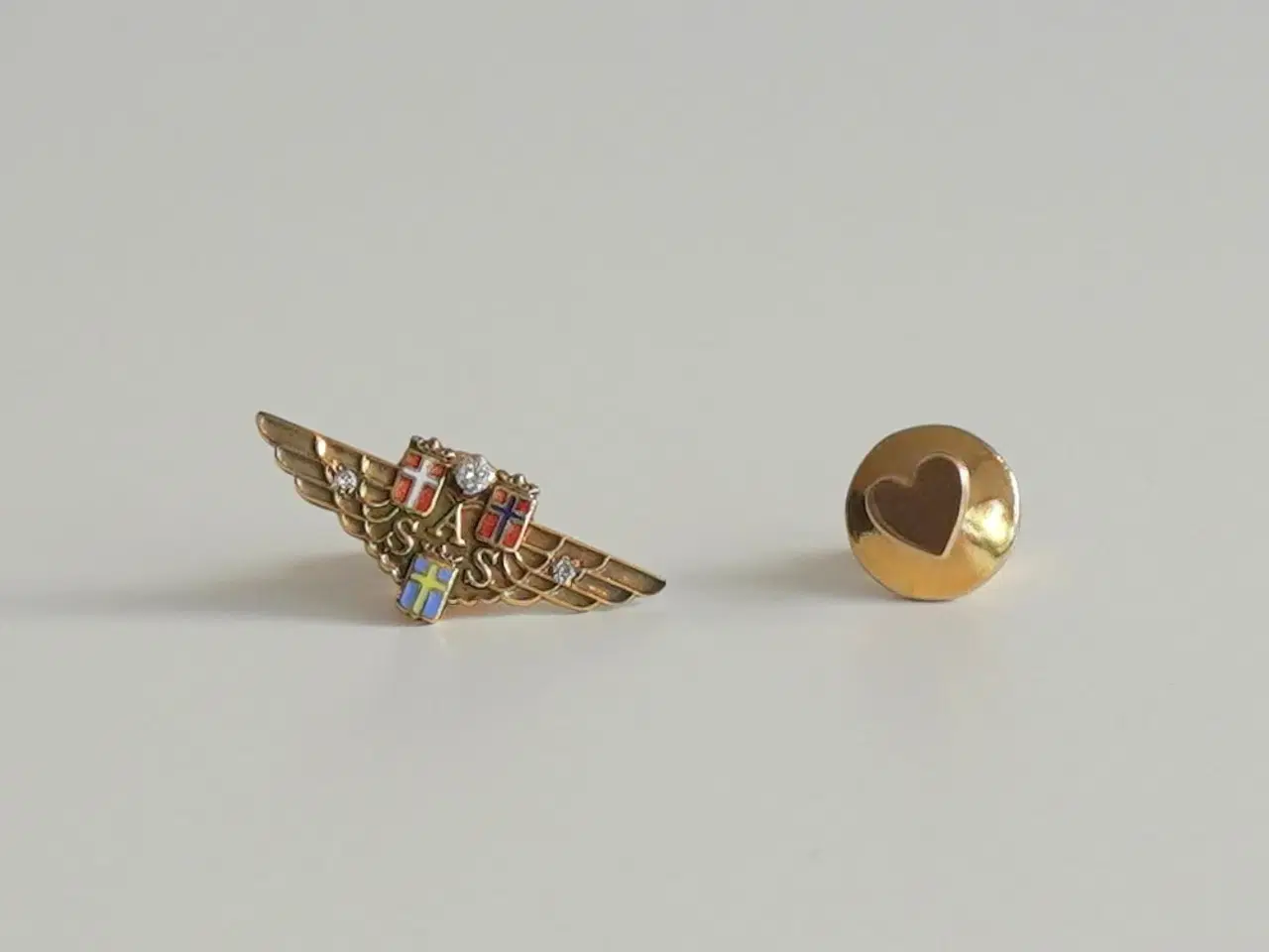 Billede 1 - SAS broche 18 K guld+3 diamanter + hjertenål 14 K