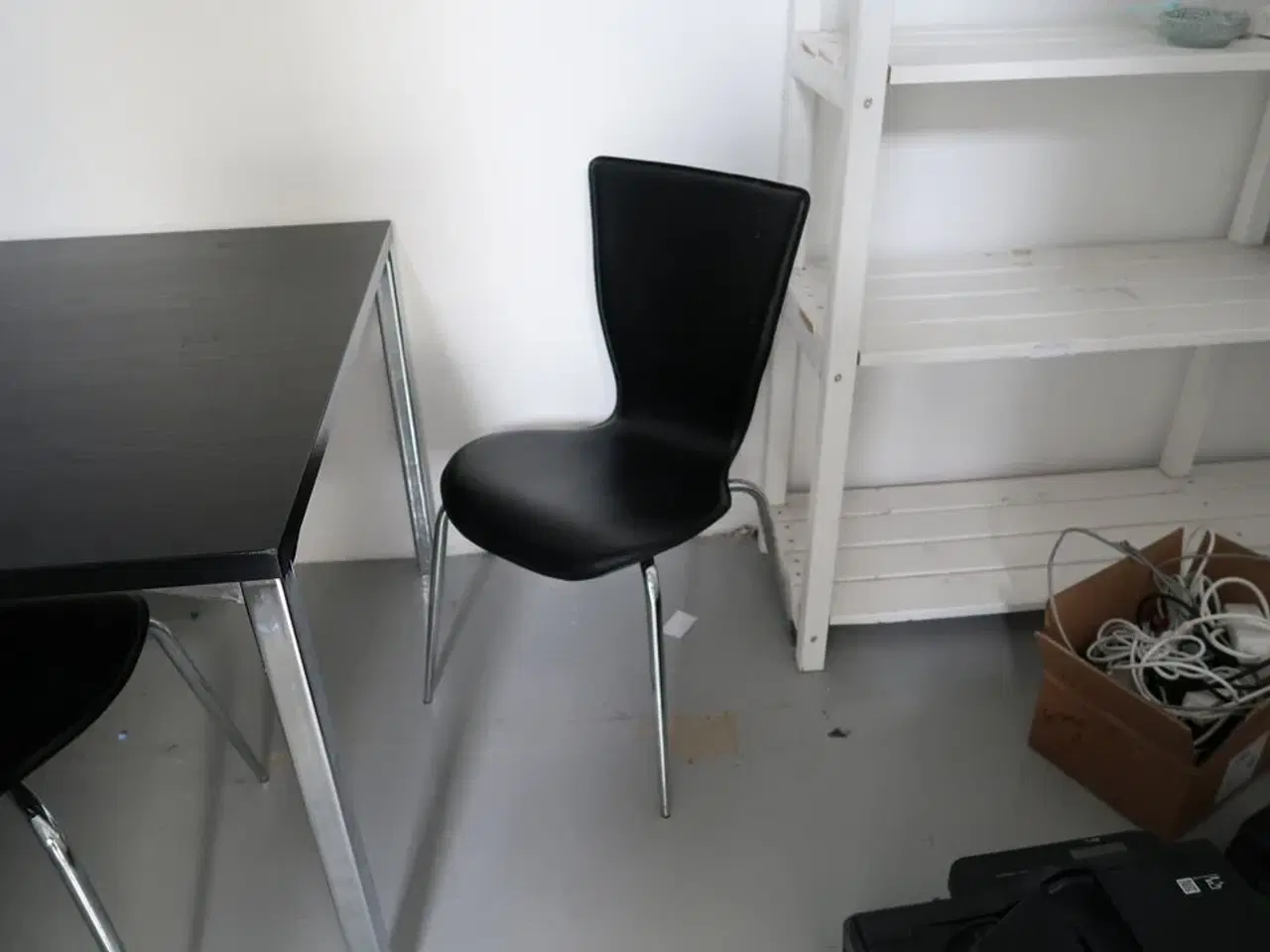 Billede 2 - Bord med 3 stk. stole