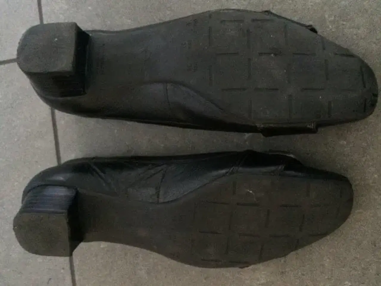 Billede 3 - Sort læder sko med stort spænde