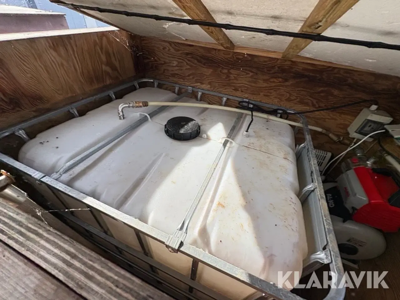 Billede 8 - Isoleret kasse med vandtank og vandværk