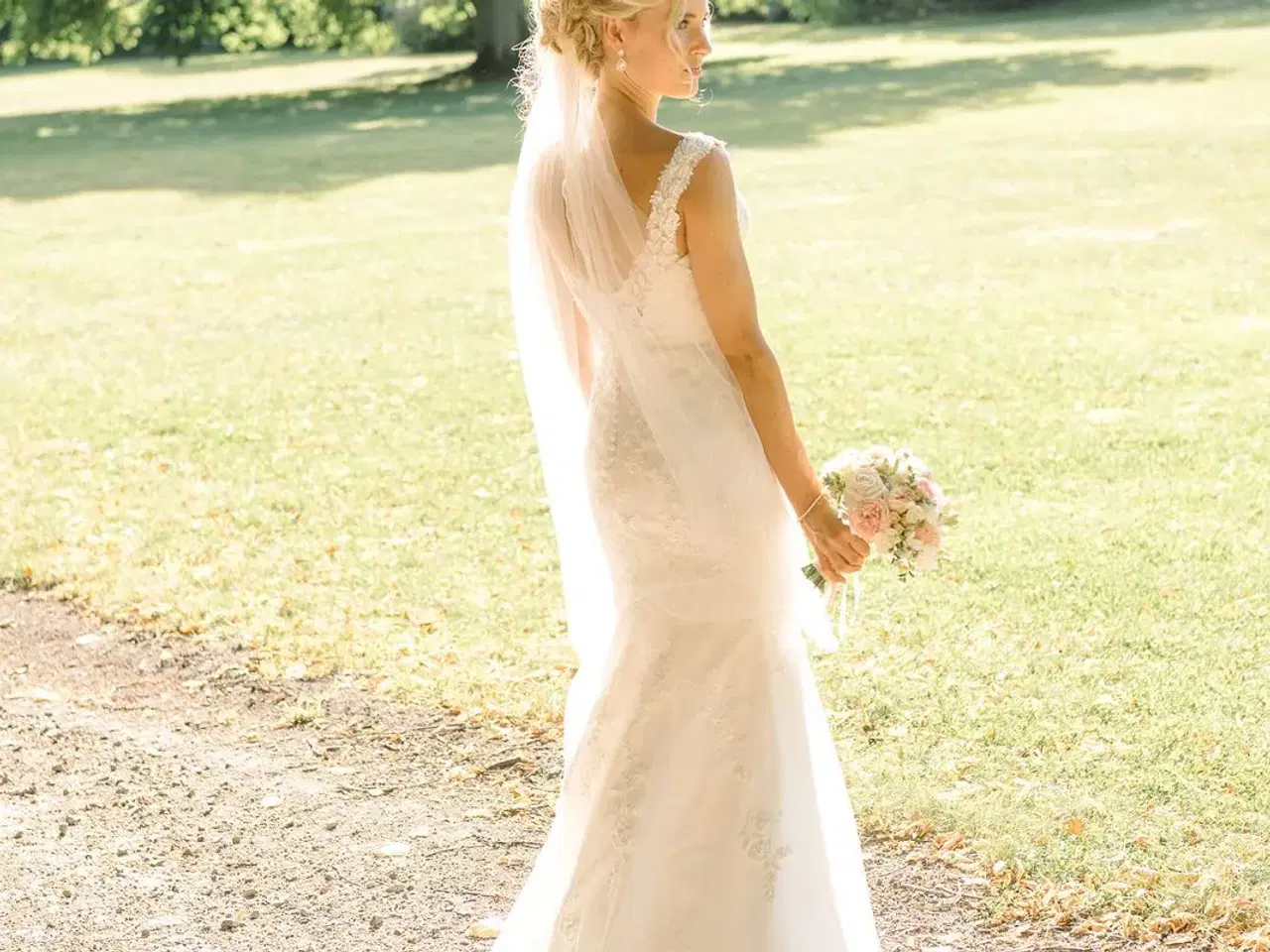 Billede 2 - Smuk og unik brudekjole