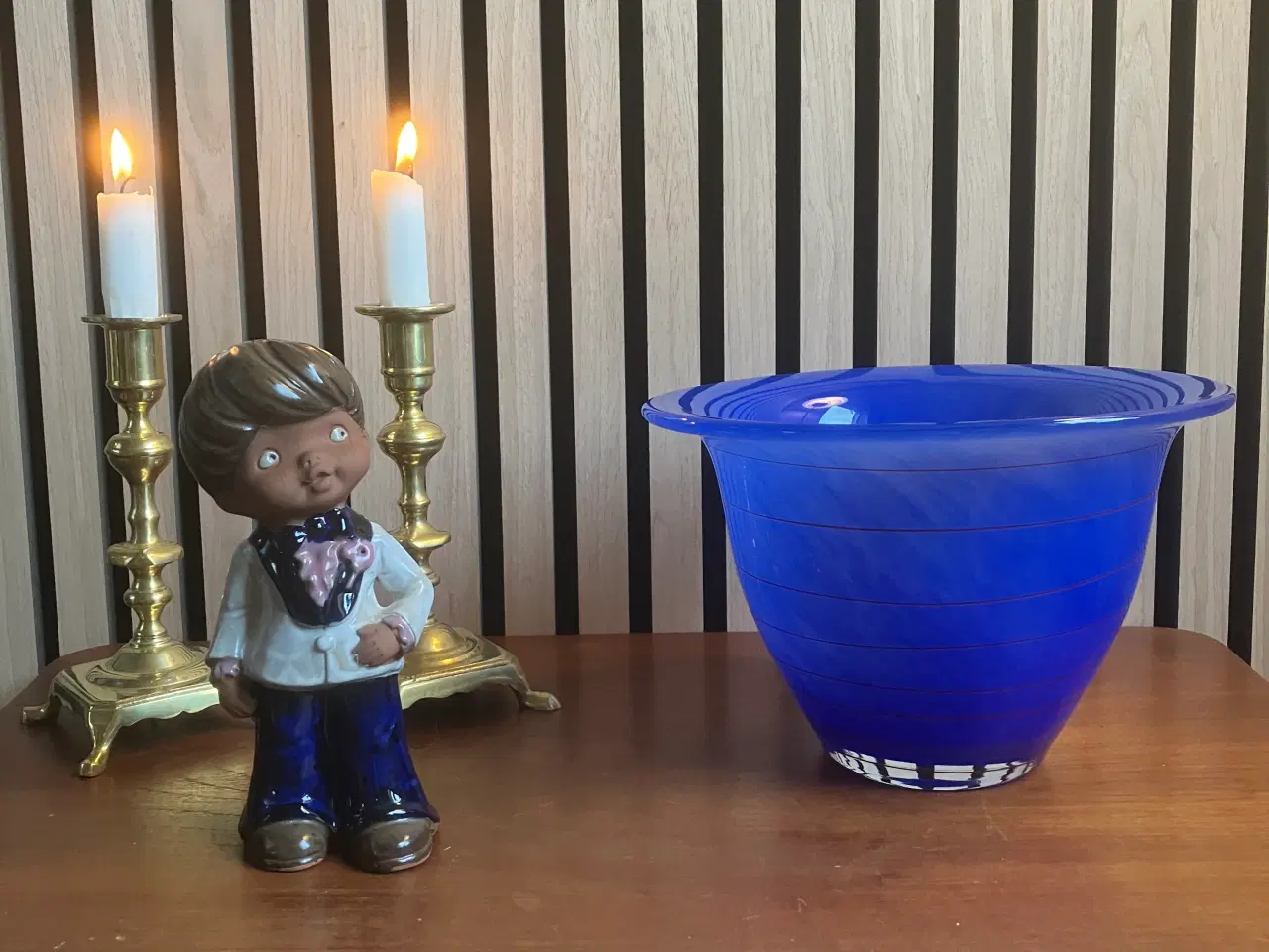 Billede 1 - Flot blå glas skål med røde striber