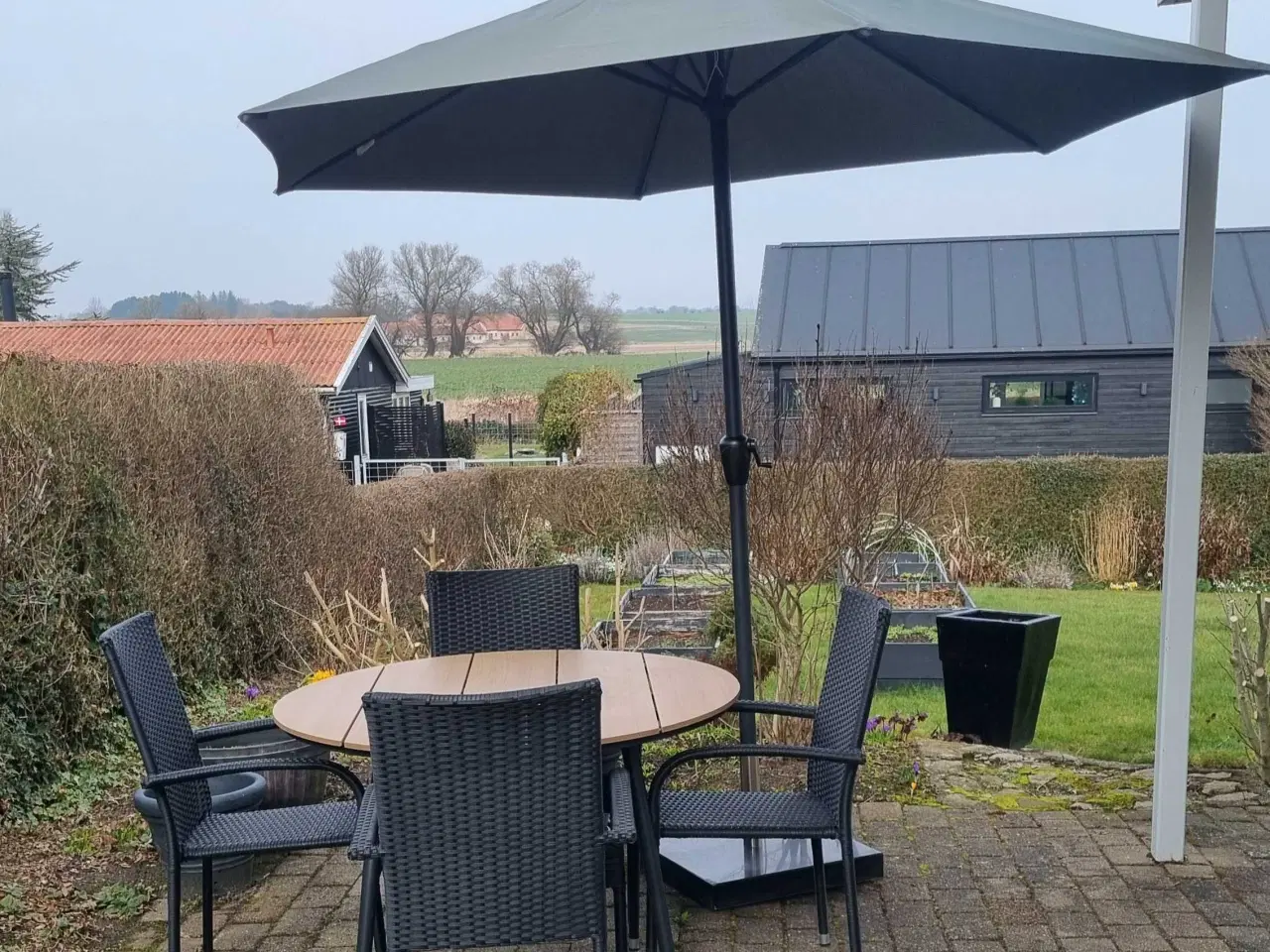 Billede 1 - Havebord+4 stole+parasol m.fod