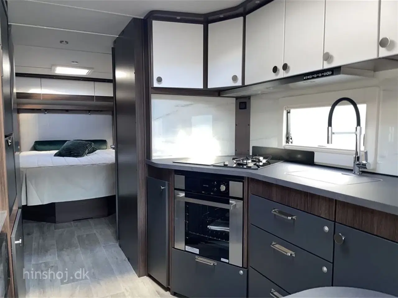 Billede 7 - 2025 - Polar Blackline 680 QA   Luksus vintervogn med fantastisk indretning fra Hinshøj Caravan A/S