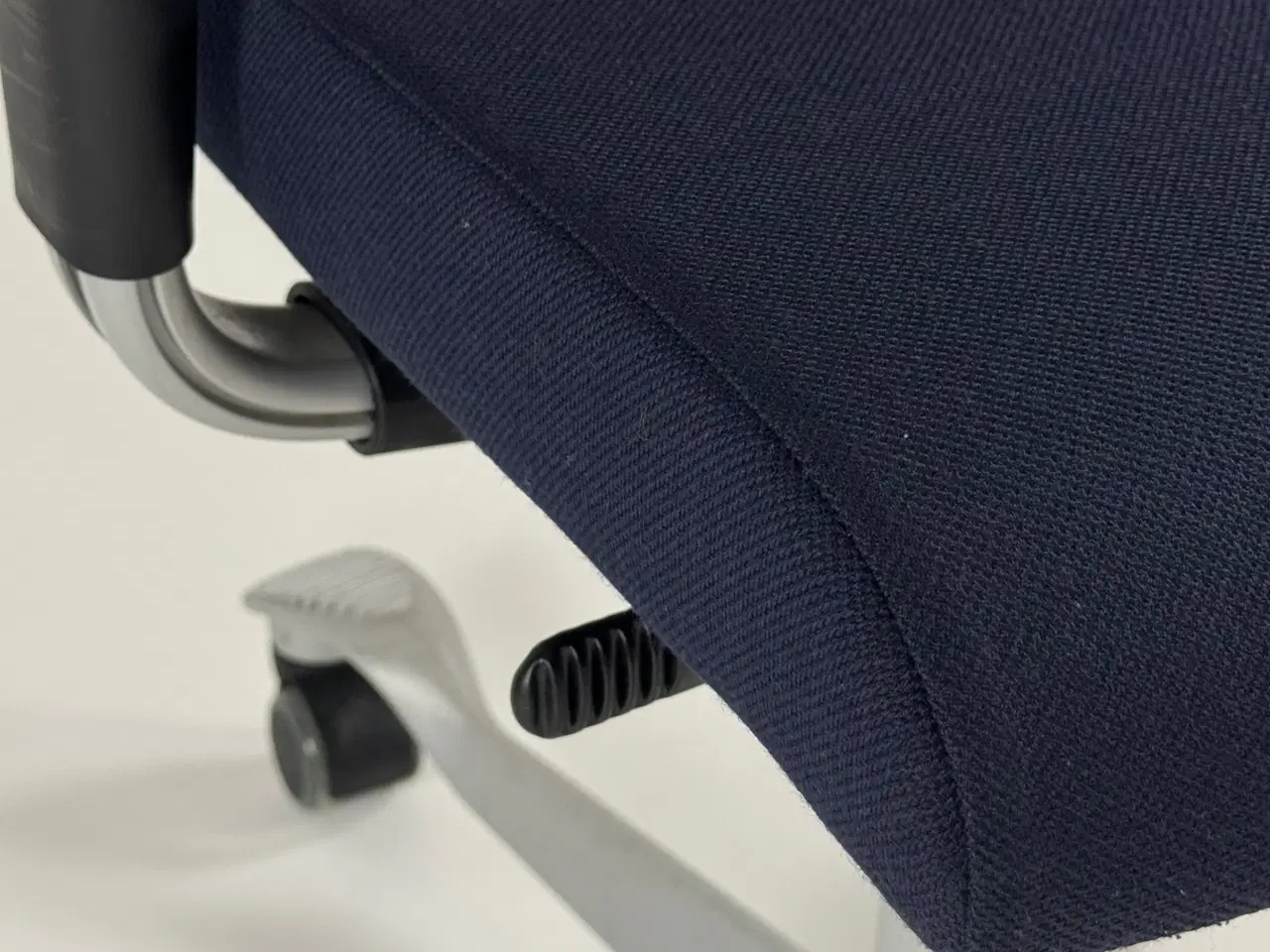 Billede 5 - HÅG H04 4200 Kontorstol – Mørkeblå/Sort Stel m. Armlæn 200mm