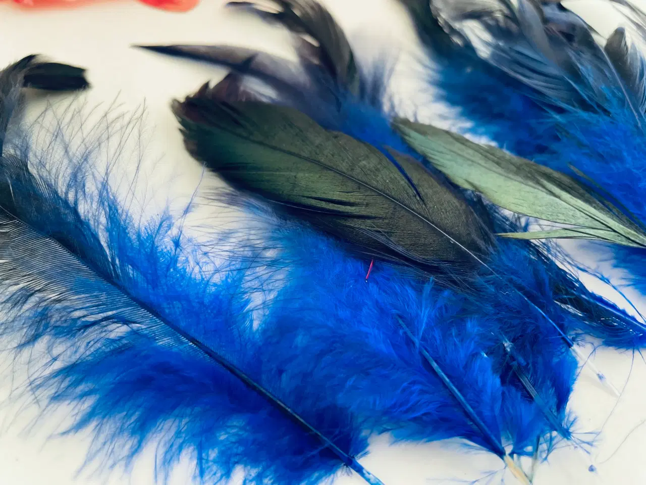 Billede 4 - Fjer i blå, mørke og grønlige nuancer 