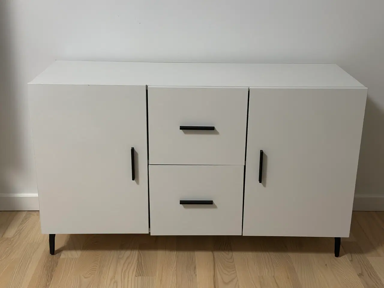 Billede 3 - Pæn hvid skænk