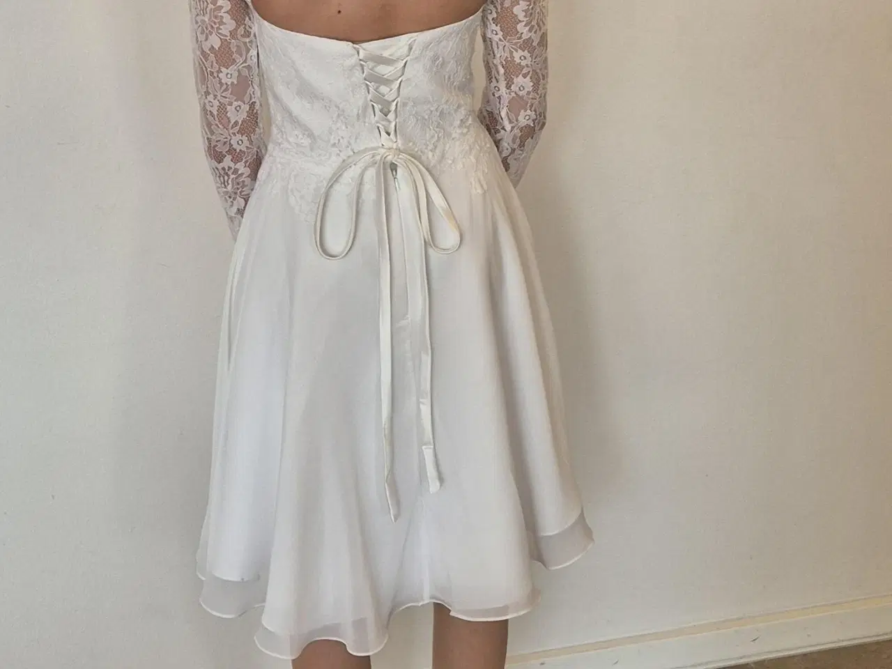 Billede 2 - Lilly konfirmationskjole str. 34