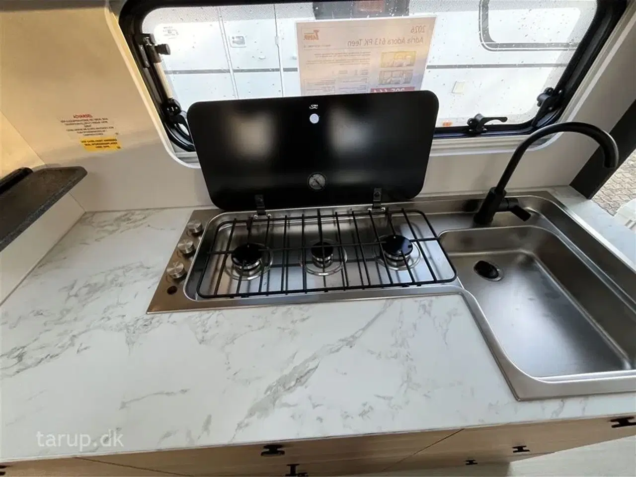 Billede 16 - 2026 - Adria Adora 613 PK Teen Køjesenge (3) og dobbeltseng, rund-siddegruppe og L-sidegruppe, SmartBox opbevaring, Truma Combi 6E, el-gulv-varme, 142 l. stort køleskab m/ frys