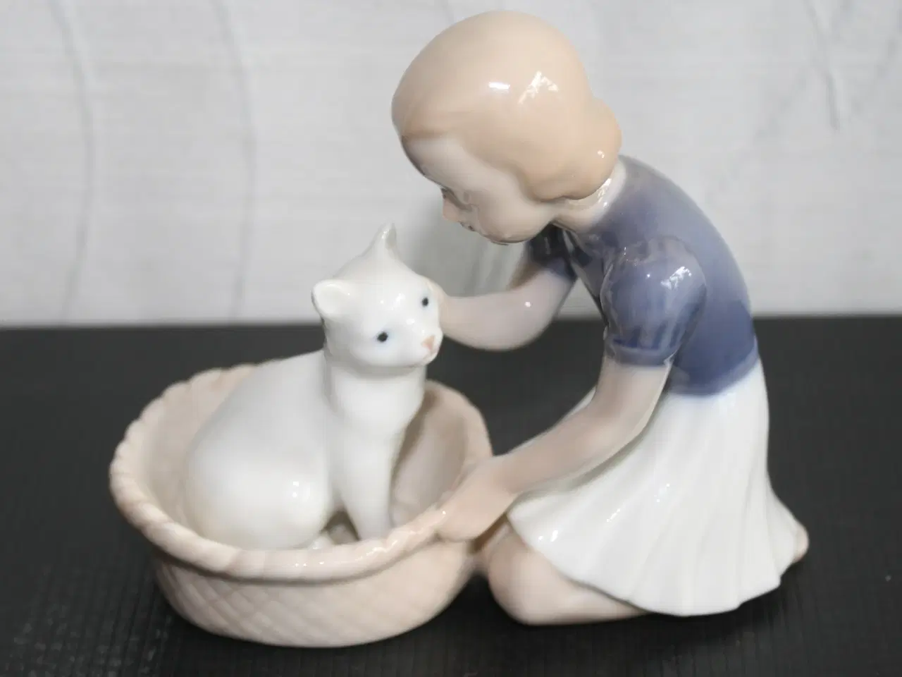 Billede 9 - Pige med kat, Figur fra Bing & Grøndahl