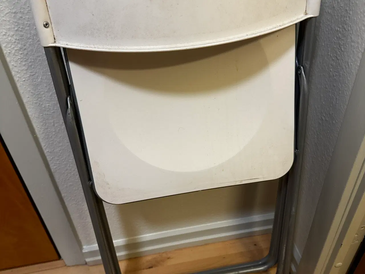 Billede 2 - Solide hvide metal klapstole med plastsæde