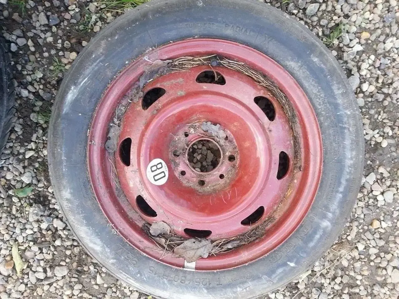 Billede 1 - Dæk på fælg ( reserve dæk ) rødt 80kmt