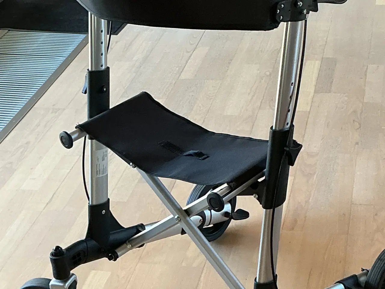 Billede 4 - Rollator - pæn, meget lidt brugt.