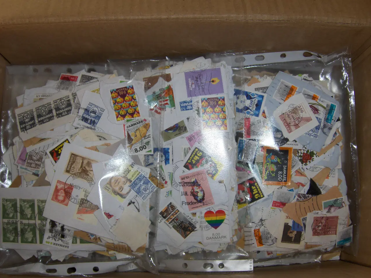 Billede 4 - 3 Kilo afklip Danske frimærker.