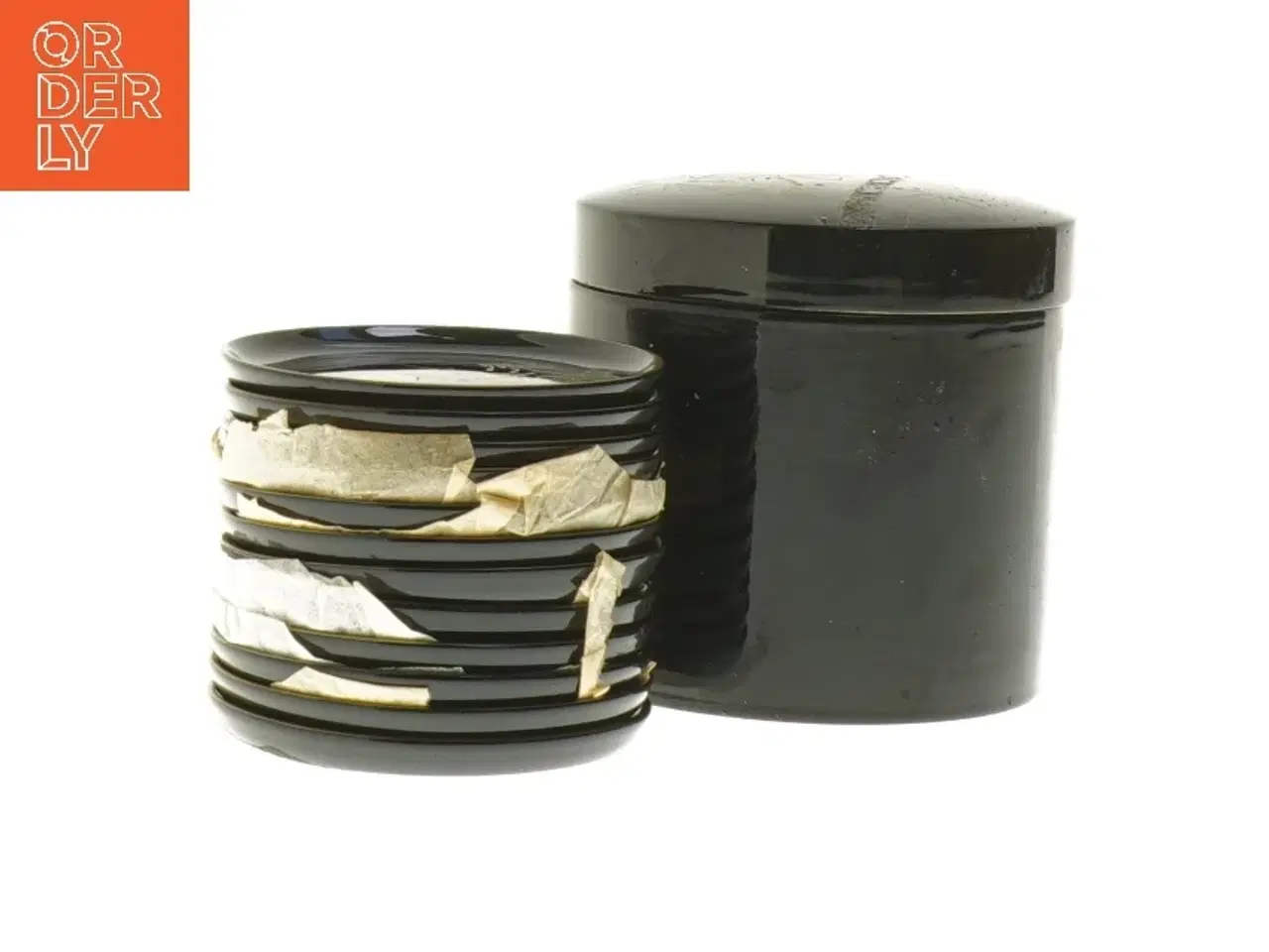 Billede 1 - Dekoreret opbevaringsdåse med 11 ølbrikkermed låg (str. 11 styk, ø 8 cm)