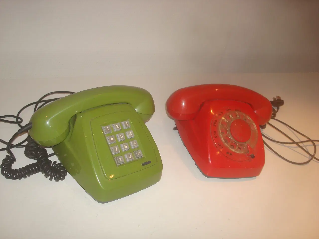 Billede 1 - TELEFONER retro, har rød og grøn