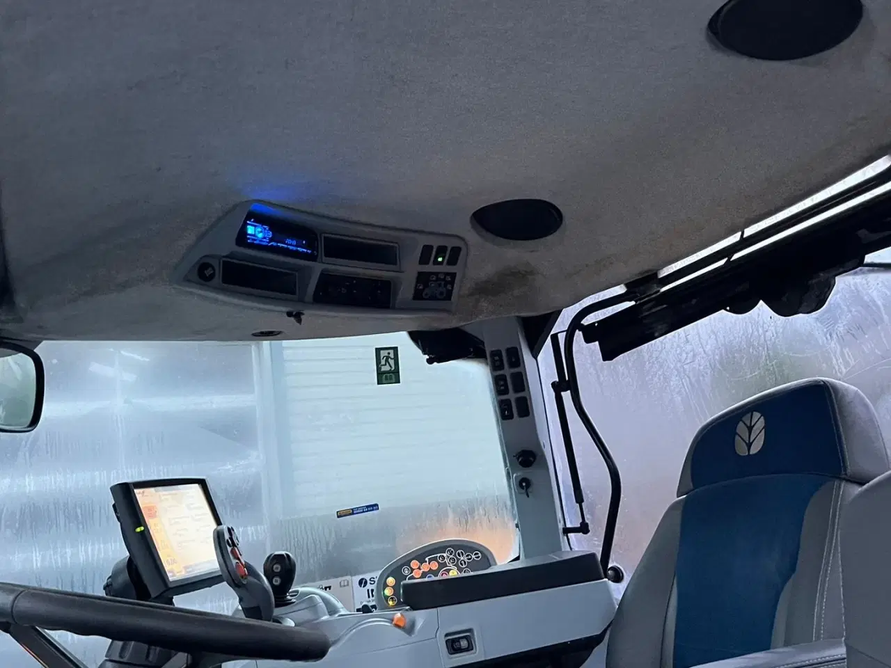 Billede 19 - New Holland T7.230 Autocommand med frontlift og nye bagdæk er lige monteret på den.