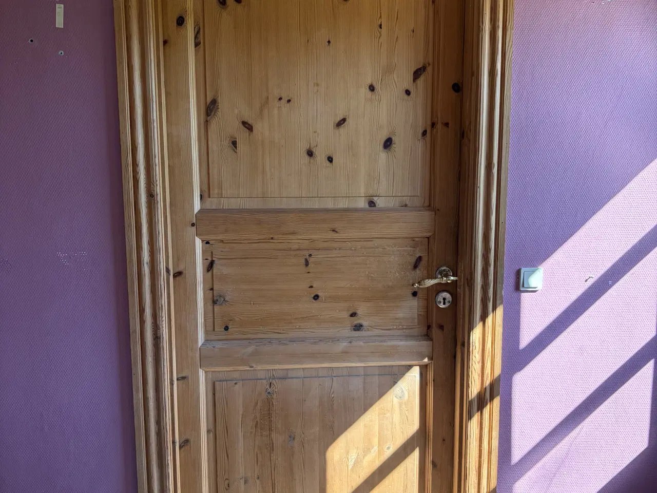 Billede 1 - Fyldningsdøre i fyrretræ, hvide og ubehandlede