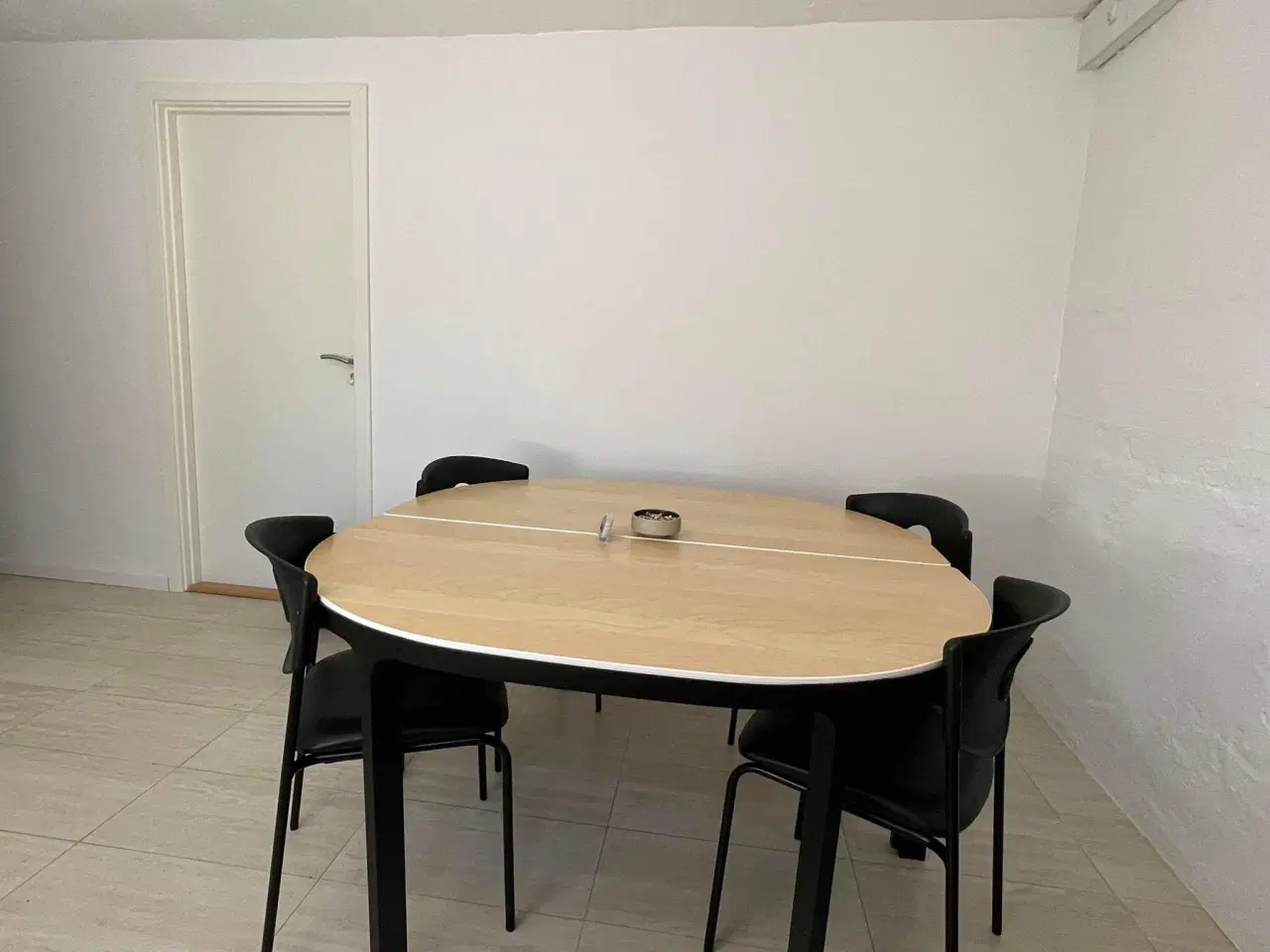 Billede 1 - Samlet sæt med kontormøbler og whiteboard sælges