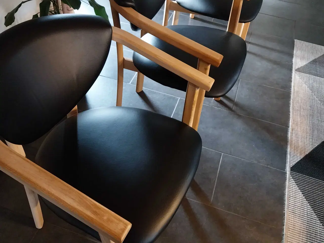 Billede 2 - Spisebordstole i lyst træ med armlæn