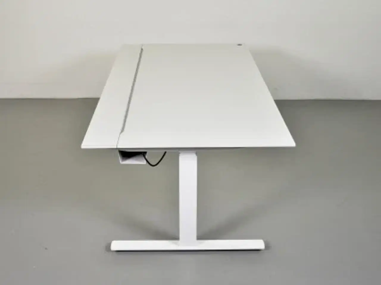 Billede 4 - Hæve-/sænkebord med hvid plade, hvidt stel og penneskuffe, 180 cm.