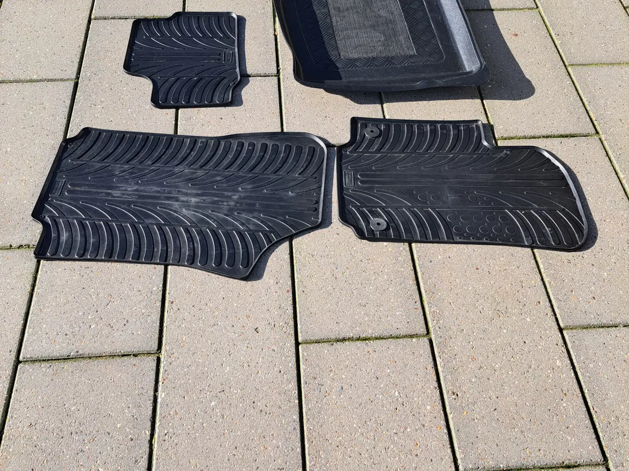 Billede 3 - Komplet sæt måtter til Mii,Up,Citigo 