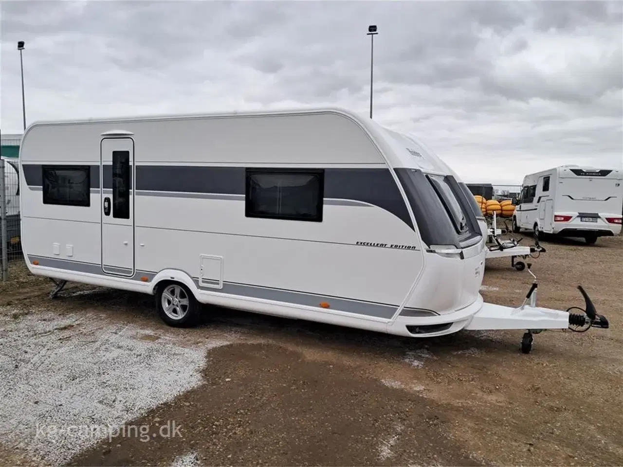 Billede 1 - 2025 - Hobby Excellent Edition 540 UFF Fritstående dobbeltseng i front samt rundsiddegruppe i bagenden .