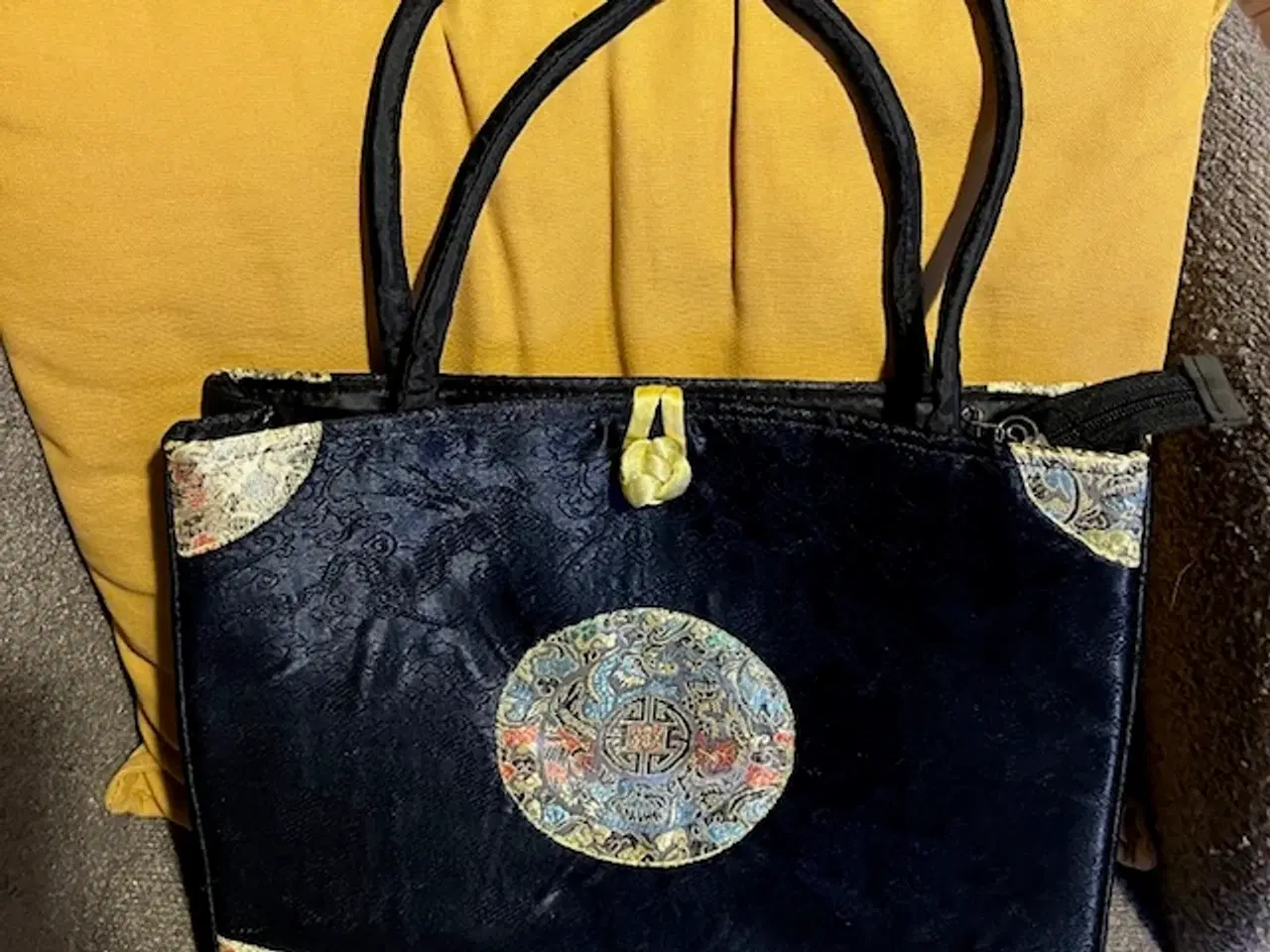 Billede 1 - Unik asiatisk taske med musikalsk detalje